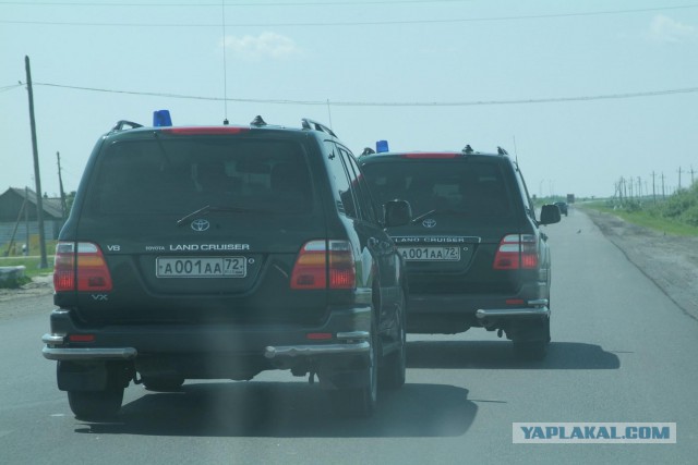 В Тюмени Land Cruiser с мигалкой скрылся с места ДТП