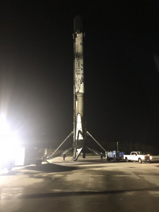 Первая ступень ракеты Falcon 9 впервые успешно вернулась на космодром в Калифорнии после запуска