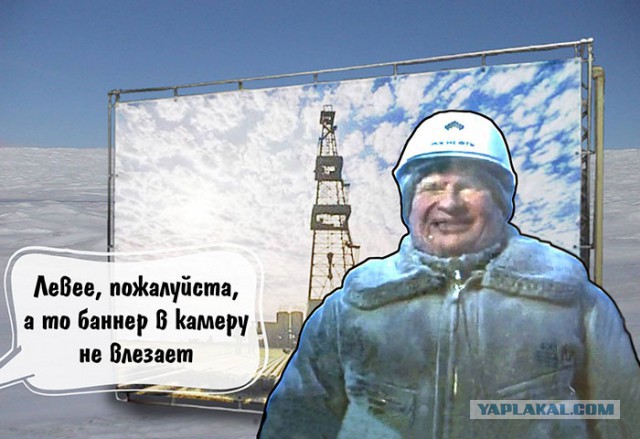 Президент Туркменистана Гурбангулы Бердымухаммедов поднимает золотой гриф от штанги
