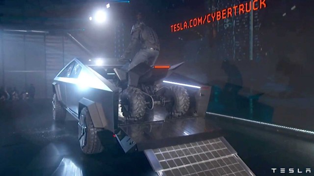 Cybertruck уже на улицах LA