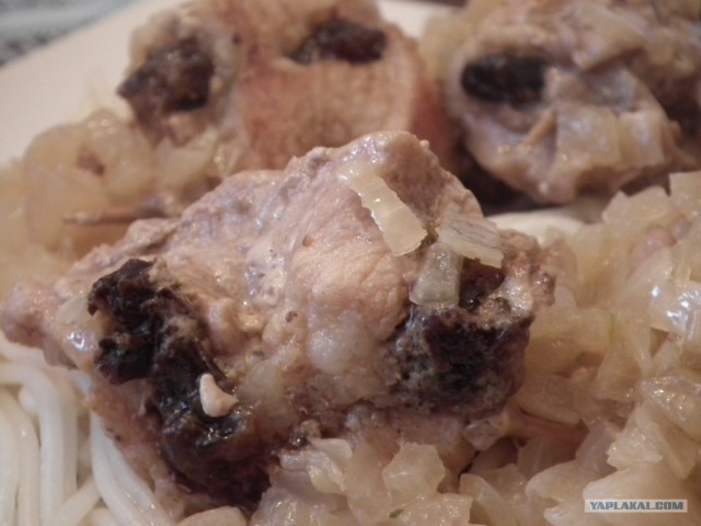 Мясо с черносливом в горчичном соусе