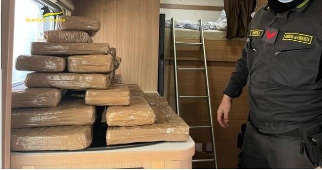 Полиция Италии раскрыла банду наркоторговцев, которые перевозили героин в пармезане