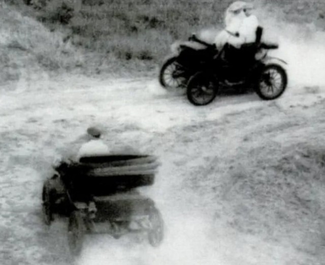 В 1895 году в штате Огайо столкнулось два автомобиля.