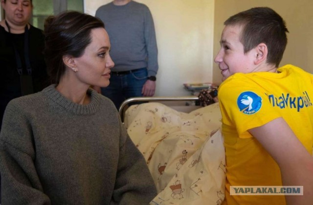 Анджелина Джоли...