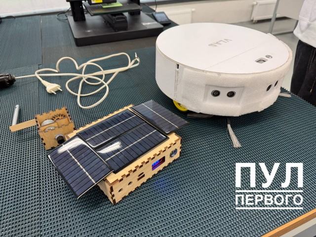 Лукашенко представили первый белорусский робот-пылесос