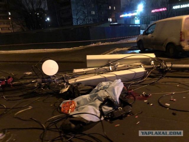 Двое рабочих сорвались с мачты связи в Москве и погибли