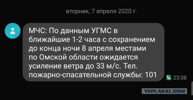 В Кокшетау, Казахстан, немного ветрено и сорвало крышу