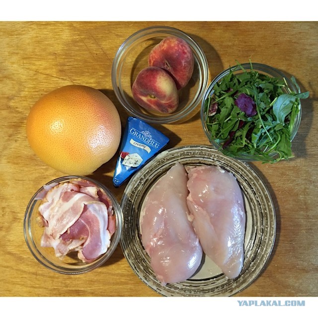 Куриное филе с голубым сыром с персиком и салатом