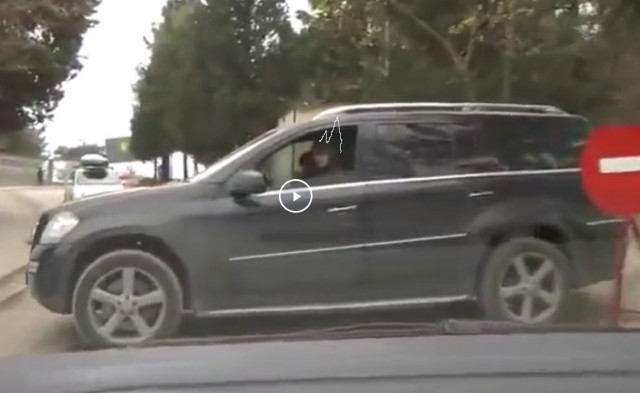 В Алупке черный джип с некими "товарищами" перекрывает дорогу в сторону Воронцовского дворца