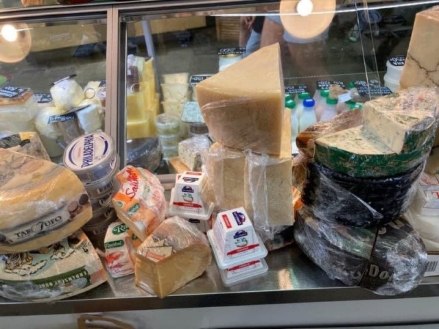 Более 110 кг санкционных сыров обнаружено и уничтожено на Даниловском рынке