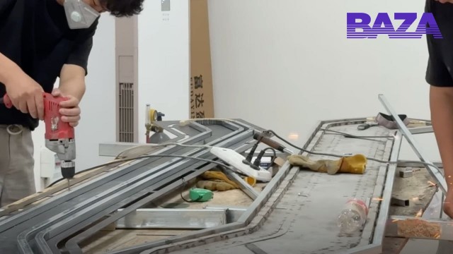 Китайский блогер создал станцию метро для своих котов с рабочим мини-поездом, системой туннелей и эскалатором – мужчина потратил на это 4 месяца.
