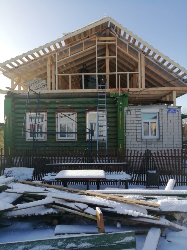 Фасад дома из самодельного планкена.