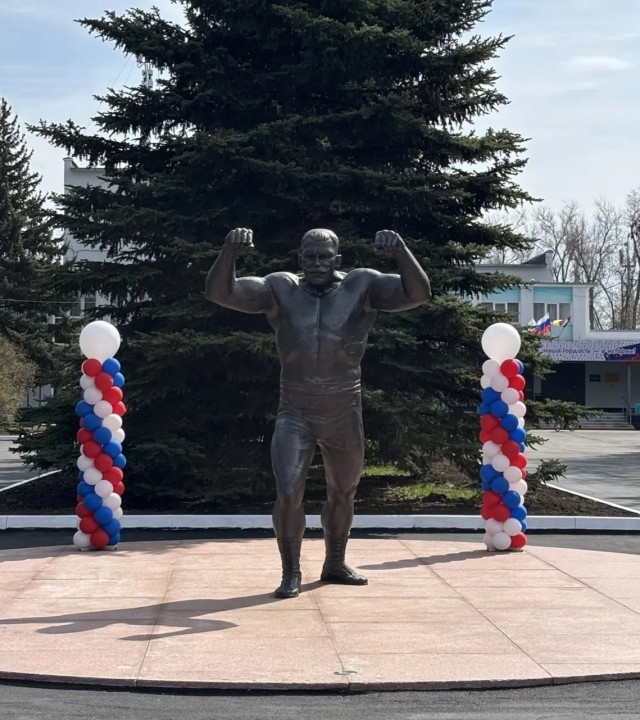 Открыли памятник Поддубному...