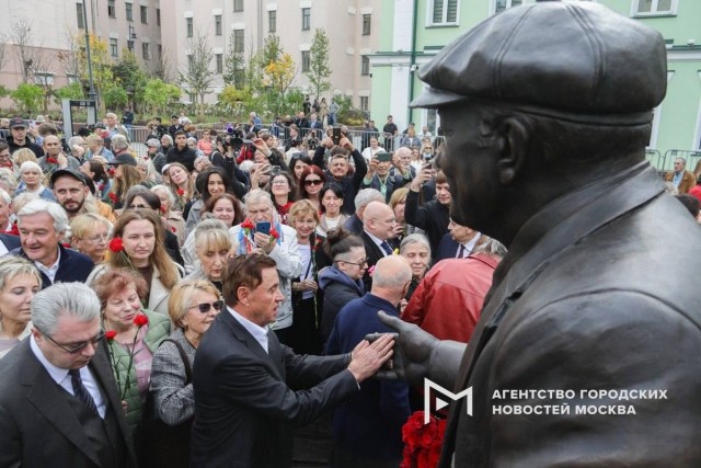 В Большом Сухаревском переулке открыли памятник бывшему мэру Москвы Юрию Лужкову