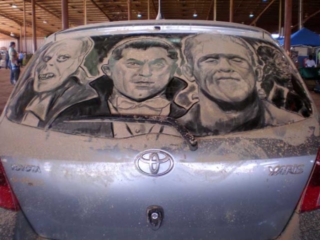 Граффити на грязной машине