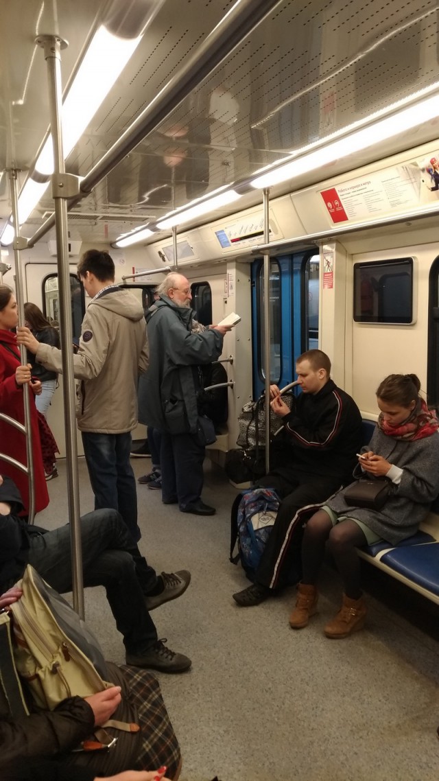 Необычный человек в метро