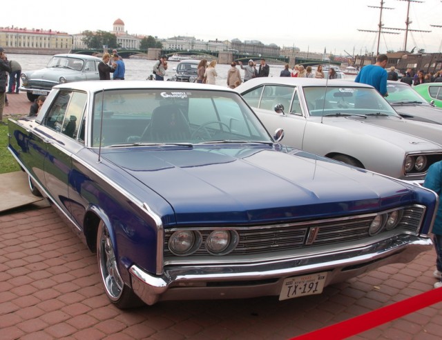 Авто Вернисаж на Неве.