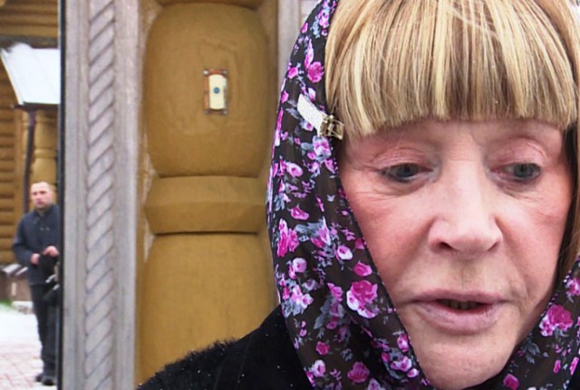 53-летняя Элизабет Хёрли выложила ролик, как плавает топлесс
