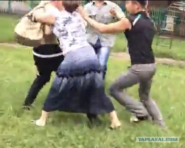 Мужчина подошел разнимать дерущихся, за что был избит толпой подростков