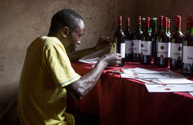 Африканская фермерша делает вино из свеклы
