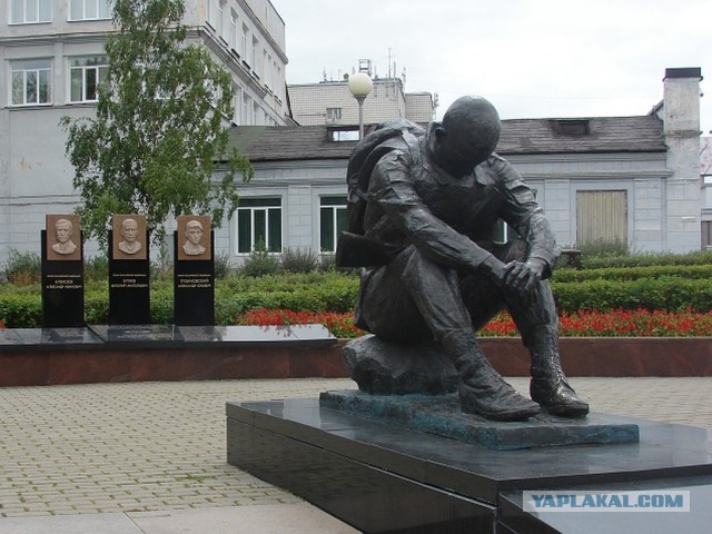 "Сделал пьяный дядя Вася?" В Салавате открывали памятник воинам-интернационалистам, а на камне оказался Халк