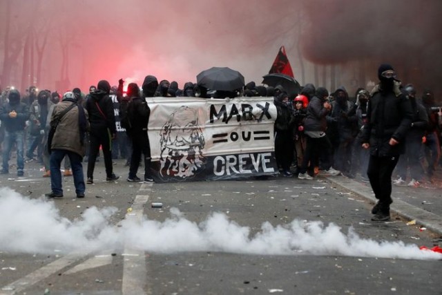 Вся Франция как один протестует против "пенсионных льгот"