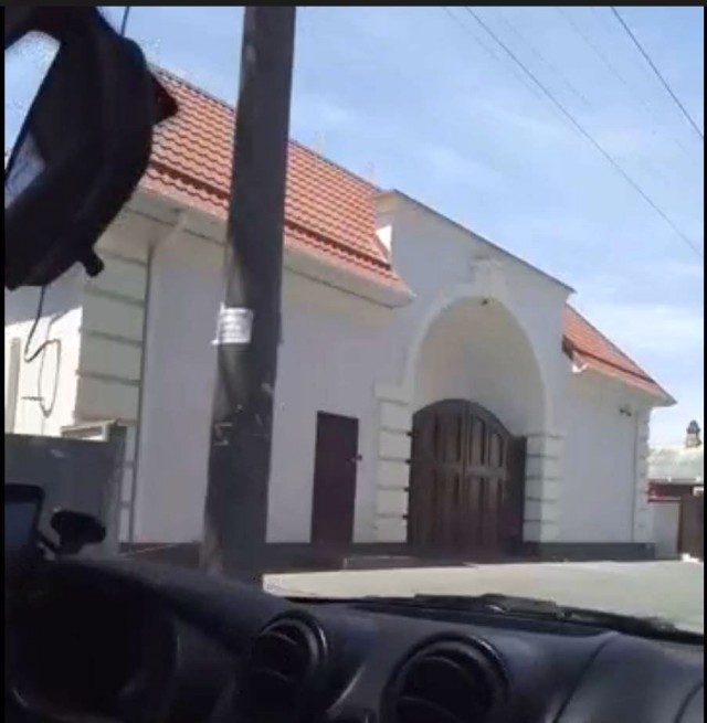 "У нас не Европа!" - почему россияне выбирают высоченные заборы и смеются над живой изгородью