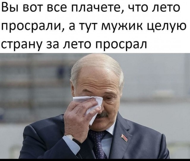 Лукашенко снова вышел из резиденции с автоматом