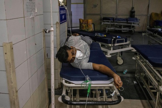 Индийские больницы на грани коллапса, а печи крематория плавятся из-за круглосуточного использования
