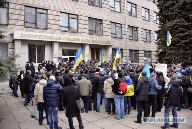 Украина вооружает людей в телогрейках.