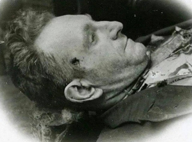 Погиб боец Антонин Тихонов. Во время последнего боя краповый берет был с ним на его груди.