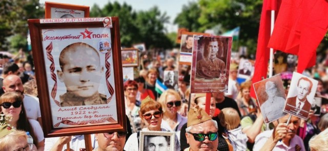 В Ташкенте на территории мемориального комплекса «Братские могилы» сегодня состоялось шествие «Бессмертного полка».