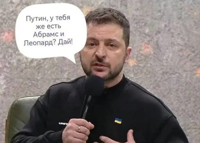 Рота солдат шагает с репетиции парада Победы 2024