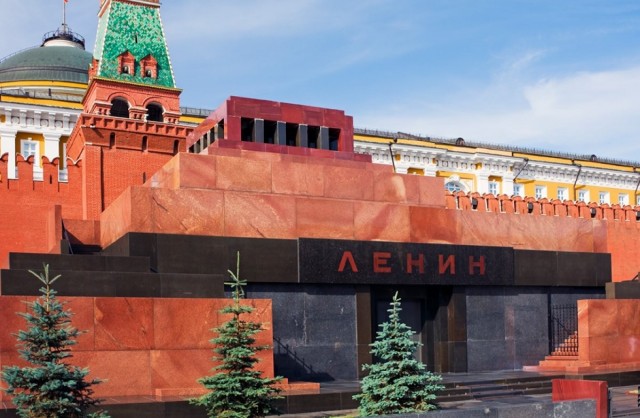 Нашли в продаже в Калининграде самую стильную квартиру — полностью облицованную мрамором