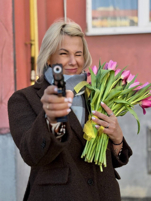 «Приятный и креативный подарок». Депутату Псковской гордумы на 8 Марта подарили пистолет