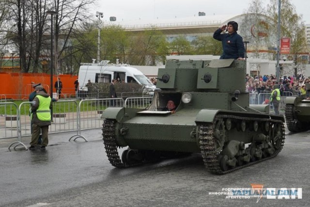 Торжественное шествие раритетной техники в День Победы прошло в Верхней Пышме. Фото