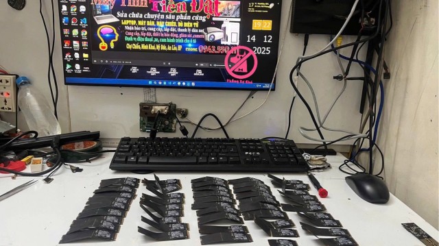 Парень заказал два SSD от Samsung, но вместо пары штук получил две полные коробки дисков