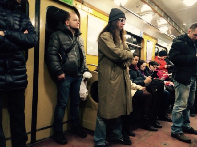 Пассажиры в метро.