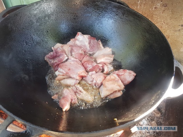 Каша рисовая с бараниной и изюмом на природе