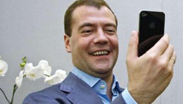Медведев призвал россиян 18 марта "выйти из Интернета в реальную жизнь"