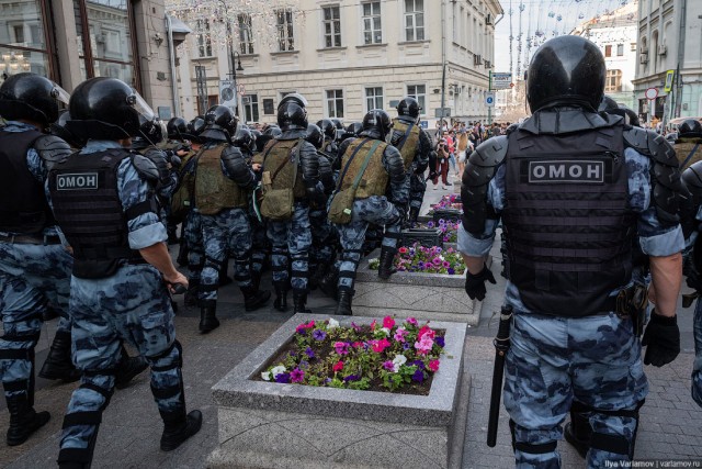 Фоторепортаж: Столкновения с ОМОНом и задержания в центре Москвы