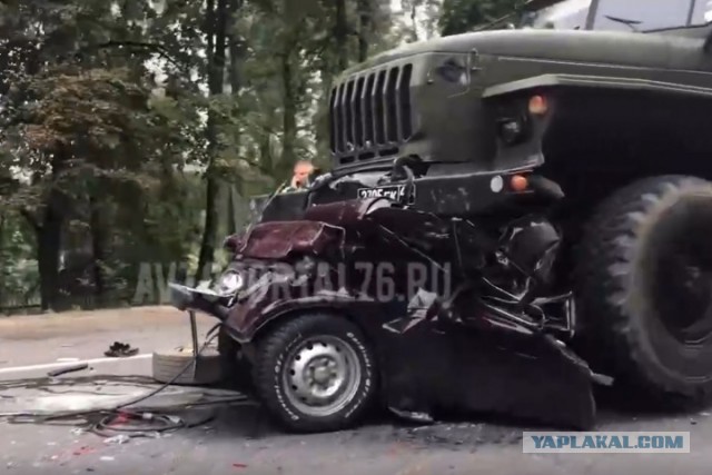 В Ярославской области две машины решили разбить колонну военной техники