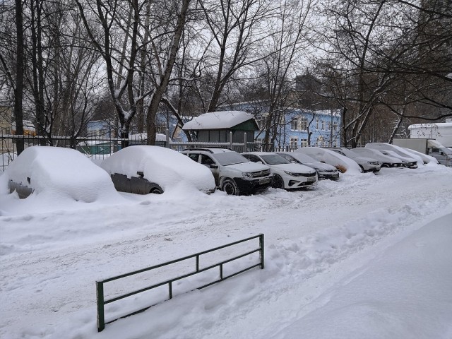 Москву ночью завалило снегом. Город стоит в 9-балльных пробках, нет движения на МКАДе, шоссе Энтузиастов, Варшавке и Ярославке
