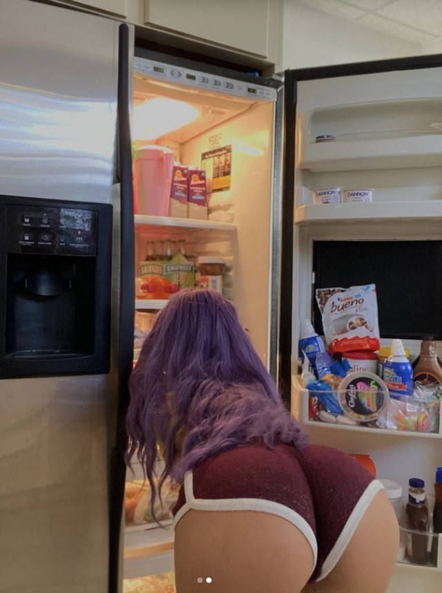 Девушки заглядывают в холодильник