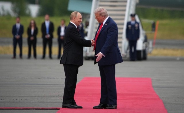 Владимир Путин и Дональд Трамп сегодня проведут телефонный разговор