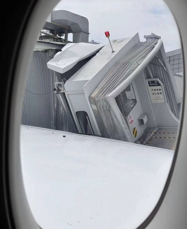 Airbus A350 врезался в телетрапы аэропорта в Шанхае, серьезно повредив при этом левую консоль крыла и левый двигатель