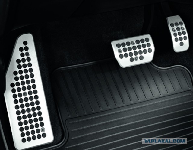 Перепутавшая педали женщина, "собрала" пять машин на парковке ТЦ