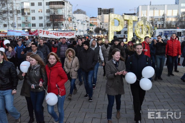 В Екатеринбурге радисты УрФУ отмыли памятник Попову и устроили "конкурс мокрых маек" с одной участницей