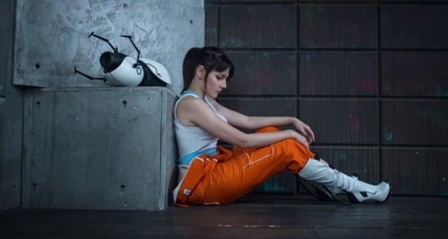 Удачный... в смысле грудастый косплей главной героини Portal 2