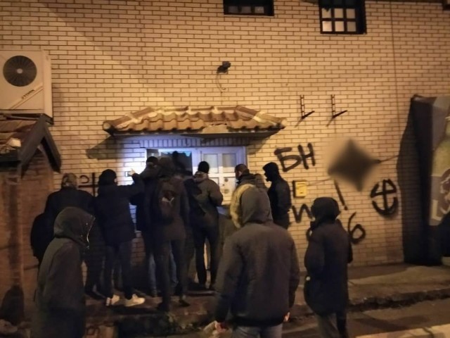 Сербия. Фанаты футбольных клубов вышли на улицы Белграда после нападения мигрантов на мирных жителей